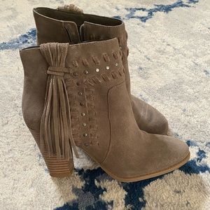 Detailed suede dark tan/brown booties